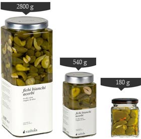 Fichi bianchi acerbi conservati in olio extra vergine di oliva, mediterranean diet.